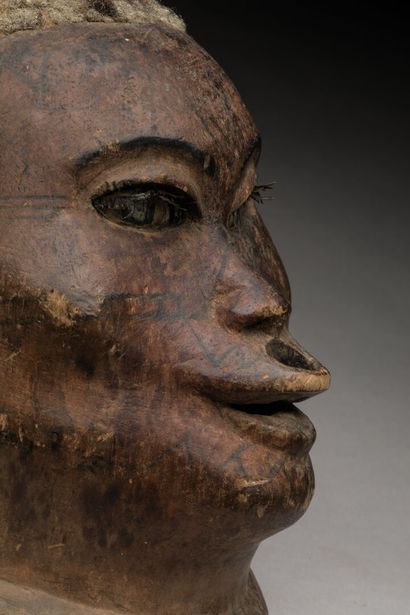 MAKONDE, Tanzanie/Mozambique.
Bois, pigments.
Masque-heaume...