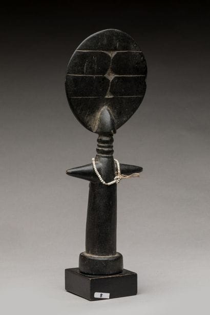 ASHANTI, Ghana.
Bois, patine noire, perles.
Poupée...