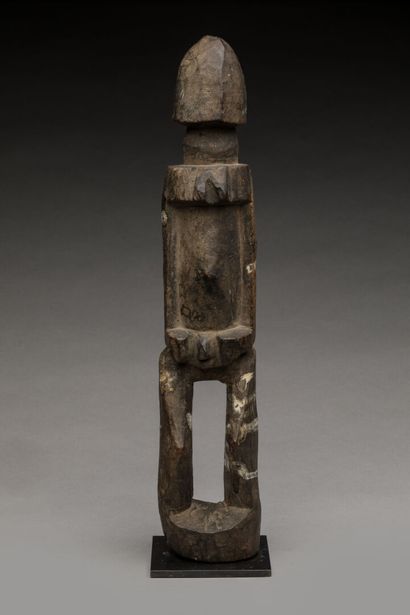 DOGON, Mali.
Bois dur, traces de libations.
Statue...