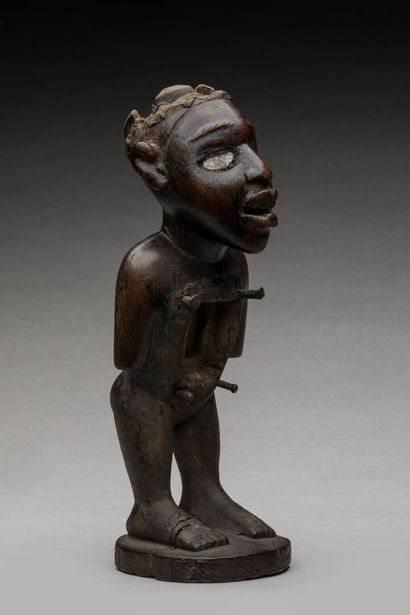 YOMBE, République Démocratique du Congo.
Bois,...