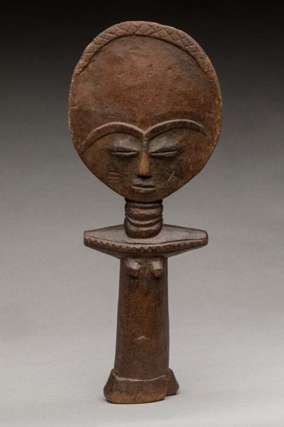 ASHANTI, Ghana.
Bois dur, patine brune.
Poupée...
