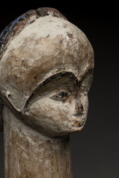 PUNU, Gabon.
Bois dur, pigments, tissu.
Statue...