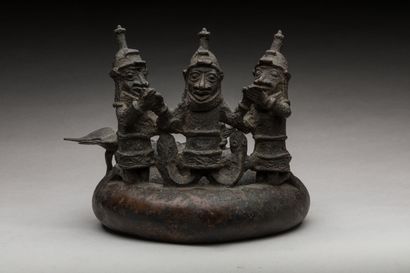 Figure d'autel en bronze rappelant les arts...