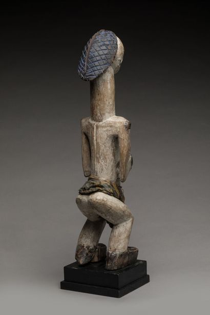 PUNU, Gabon.
Bois dur, pigments, tissu.
Statue...
