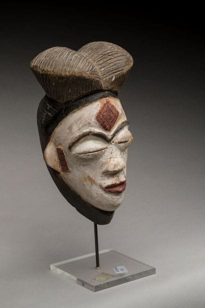 PUNU, Gabon.
Bois, pigments dont kaolin.
Masque...
