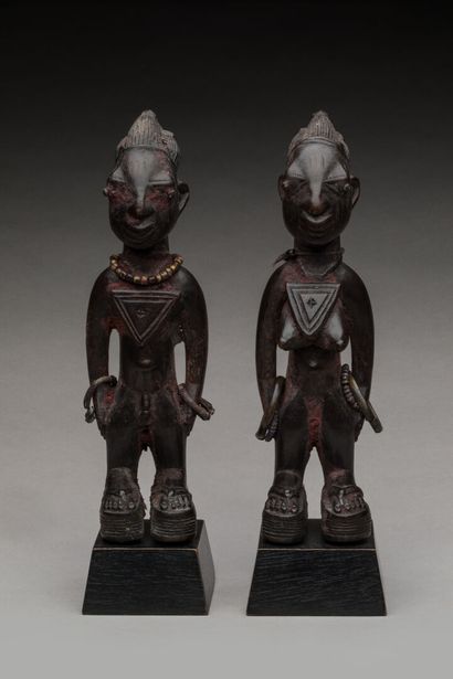 YOROUBA, Nigéria.
Bois dur, patine brun-foncé,...
