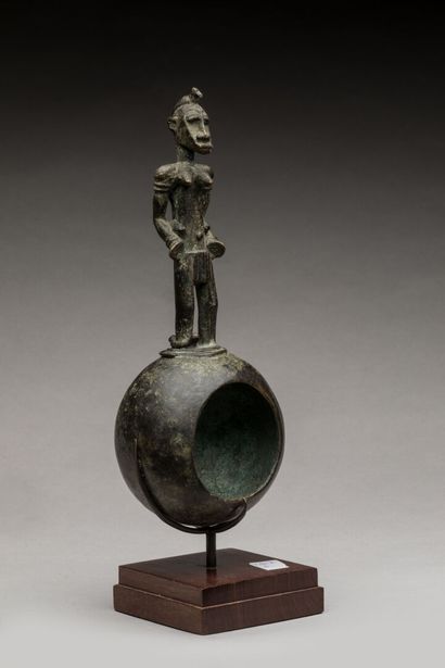 SENOUFO, Côte d'Ivoire.
Bronze à patine brun-vert.
Cuiller-louche...