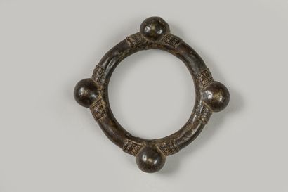Très ancien bracelet en bronze à belle patine...