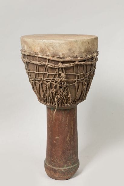 MALINKE, Guinée.
Bois, peau, traces de polychromie.
Tambour...