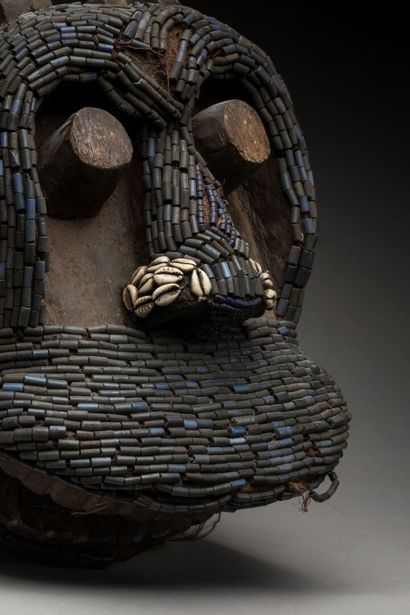 Masque zoomorphe en bois recouvert de perles...