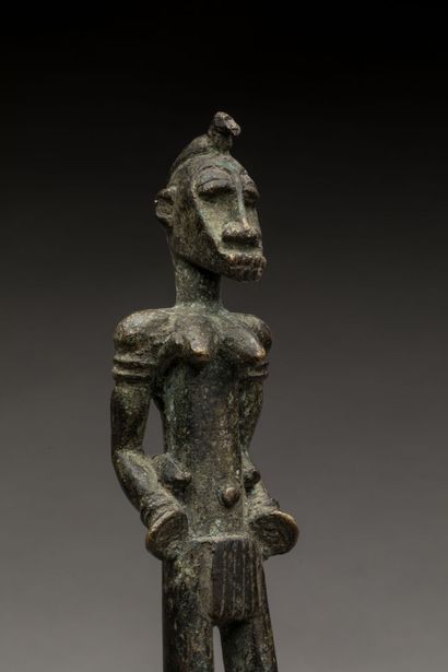 SENOUFO, Côte d'Ivoire.
Bronze à patine brun-vert.
Cuiller-louche...