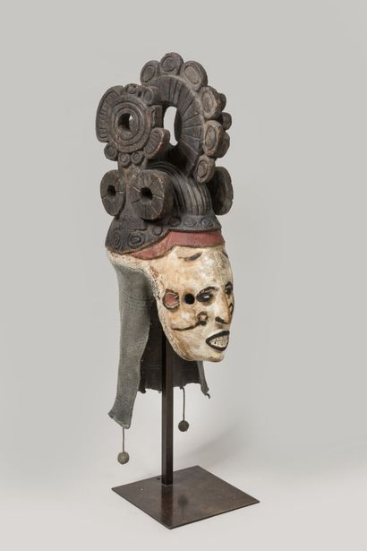 IBO, Sud du Nigéria.
Bois, pigments, textile.
Masque...
