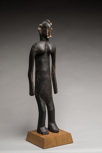 BAMANA, Mali. 
Bois dur, patine sombre, métal.
Statue...