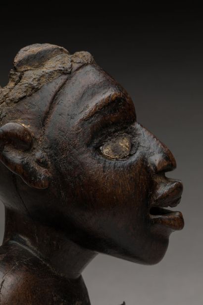 YOMBE, République Démocratique du Congo.
Bois,...