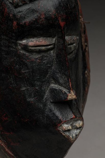 GOURO, Cote d'Ivoire.
Bois dur, patine noire,...