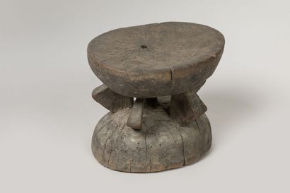 BAOULE, Côte d'Ivoire.
Bois dur raviné.
Tabouret...