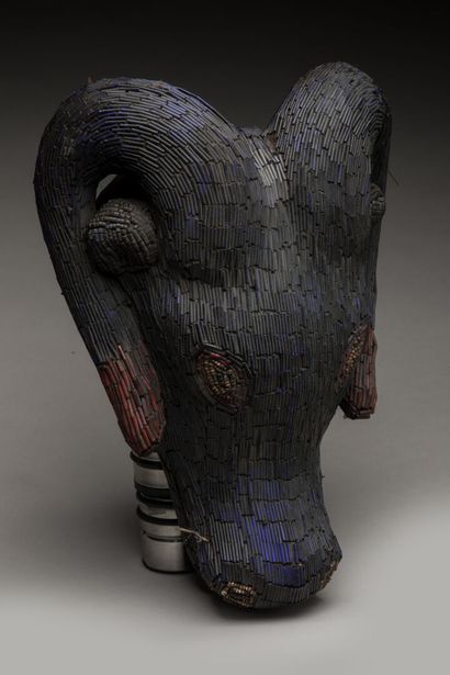 Masque de danse zoomorphe recouvert de perles...