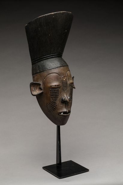 MANGBETU, République Démocratique du Congo.
Bois...