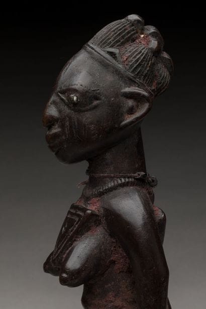 YOROUBA, Nigéria.
Bois dur, patine brun-foncé,...