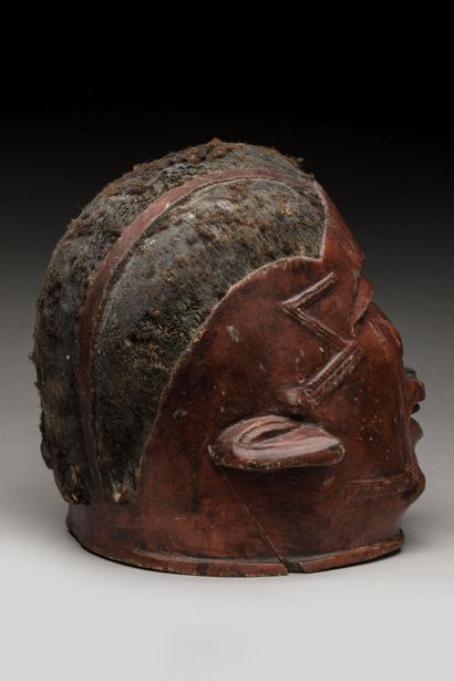 MAKONDE, Tanzanie/Mozambique.
Bois, pigments.
Masque-heaume...