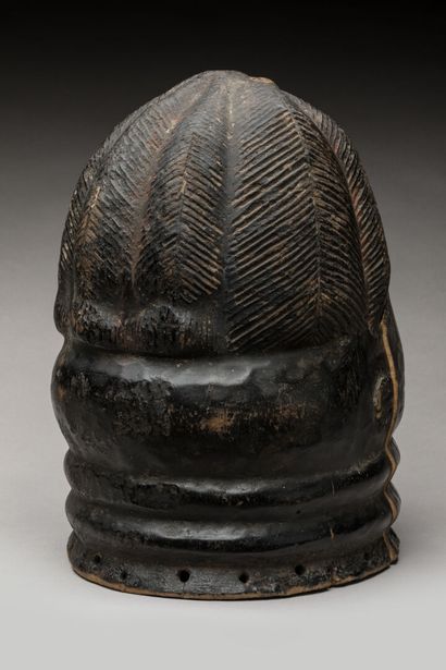 MENDE, Sierra Léone
Bois, patine noire.
Masque-heaume...
