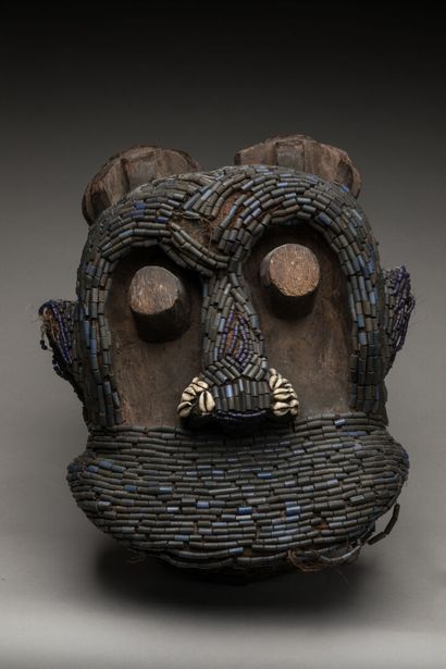 Masque zoomorphe en bois recouvert de perles...