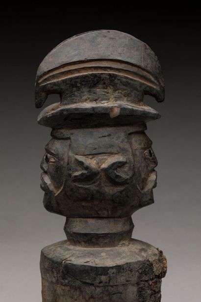Statue magico-religieuse de type Janus, la coiffure à...