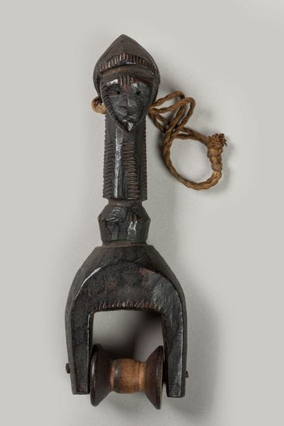 GOURO, Côte d'Ivoire
Bois dur, patine d'usage.
Etrier...