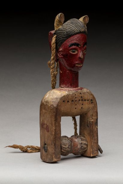 GOURO, Côte d'Ivoire.
Bois dur polychrome.
Etrier...