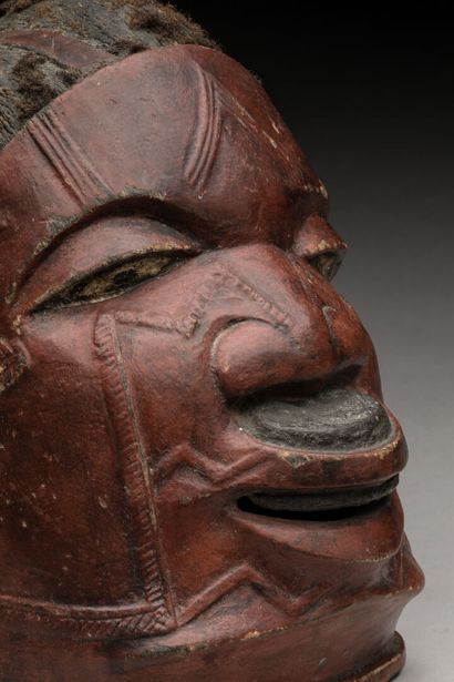 MAKONDE, Tanzanie/Mozambique.
Bois, pigments.
Masque-heaume...