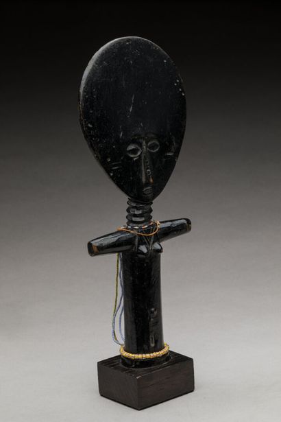 ASHANTI, Ghana.
Bois dur, patine laquée noire.
Poupée...