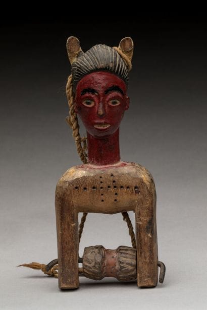 GOURO, Côte d'Ivoire.
Bois dur polychrome.
Etrier...