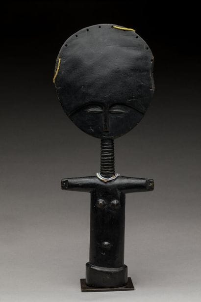 ASHANTI, Ghana.
Bois, patine noire, perles.
Poupée...
