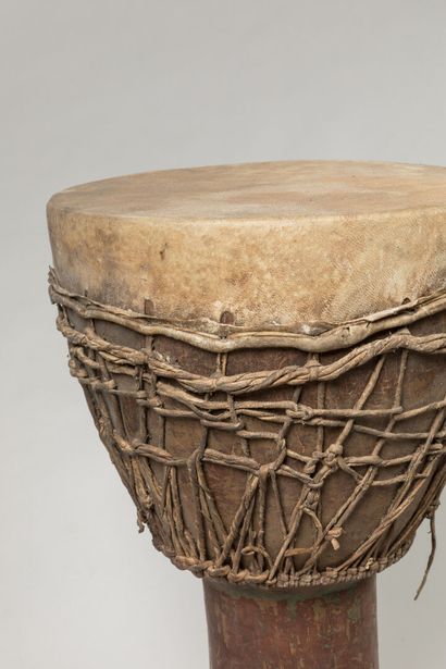 MALINKE, Guinée.
Bois, peau, traces de polychromie.
Tambour...