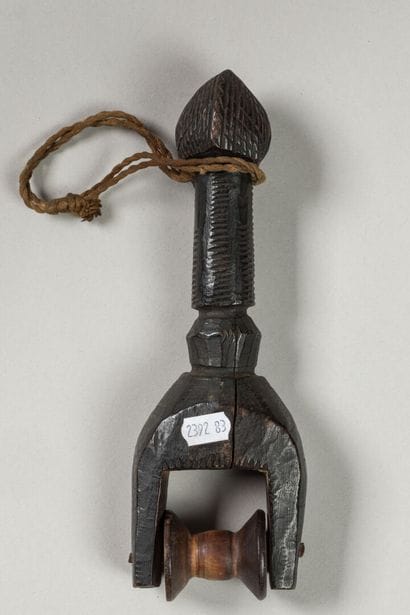 GOURO, Côte d'Ivoire
Bois dur, patine d'usage.
Etrier...
