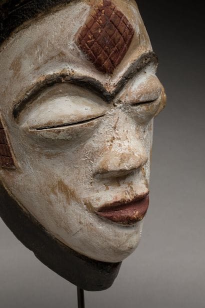 PUNU, Gabon.
Bois, pigments dont kaolin.
Masque...