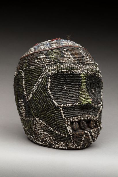 BAMILEKE, Cameroun.
Crâne de bois « Atwonzen »...