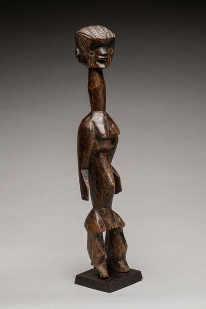 MUMUYE, Est du Nigéria.
Bois sculpté et scarifié,...