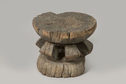 BAOULE, Côte d'Ivoire.
Bois dur raviné.
Tabouret...
