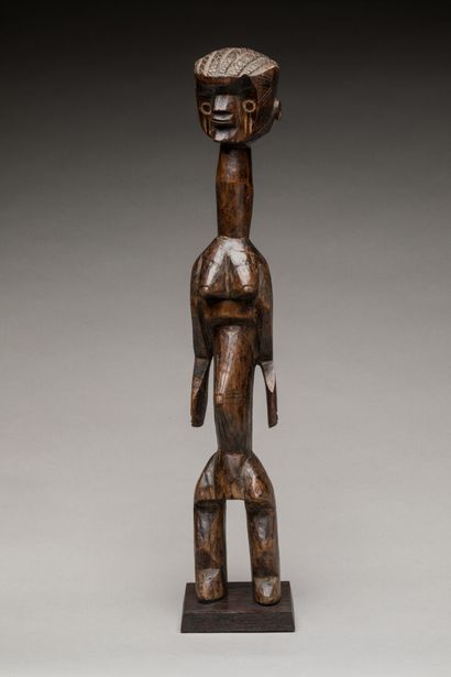 MUMUYE, Est du Nigéria.
Bois sculpté et scarifié,...
