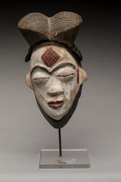 PUNU, Gabon.
Bois, pigments dont kaolin.
Masque...