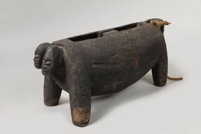 BAMILEKE, Cameroun.
Bois dur, patine sombre.
Tambour...