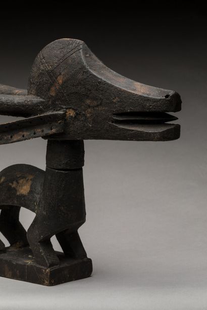 BAMANA, Mali.
Bois sculpté et gravé, patine...