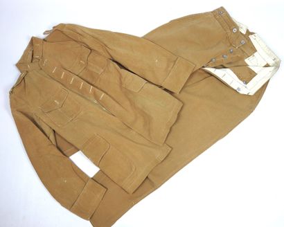 UNIFORMES. Tenue composée d'un paletot modèle...