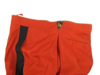 UNIFORMES. Pantalon droit réalisé dans une...