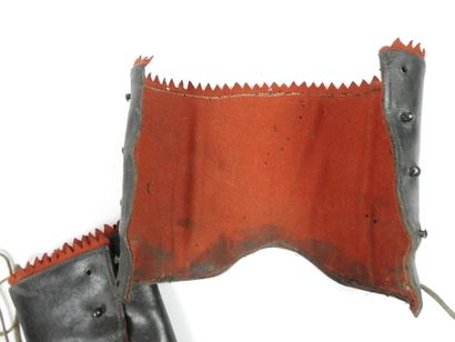 EQUIPEMENTS. Lot constitué de 2 paires de...