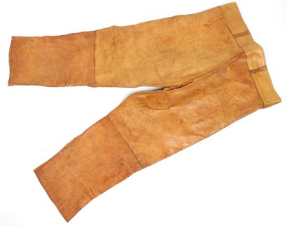 UNIFORMES. Tenue en cuir de mouton fauve...