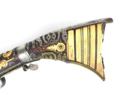 AFRIQUE du NORD. Fusil à monture en noyer...