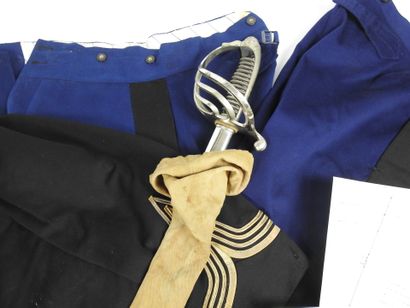 UNIFORMES. Ensemble de pièces d'uniformes...