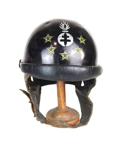 COIFFURES. Casque modèle 1933 modifié des...